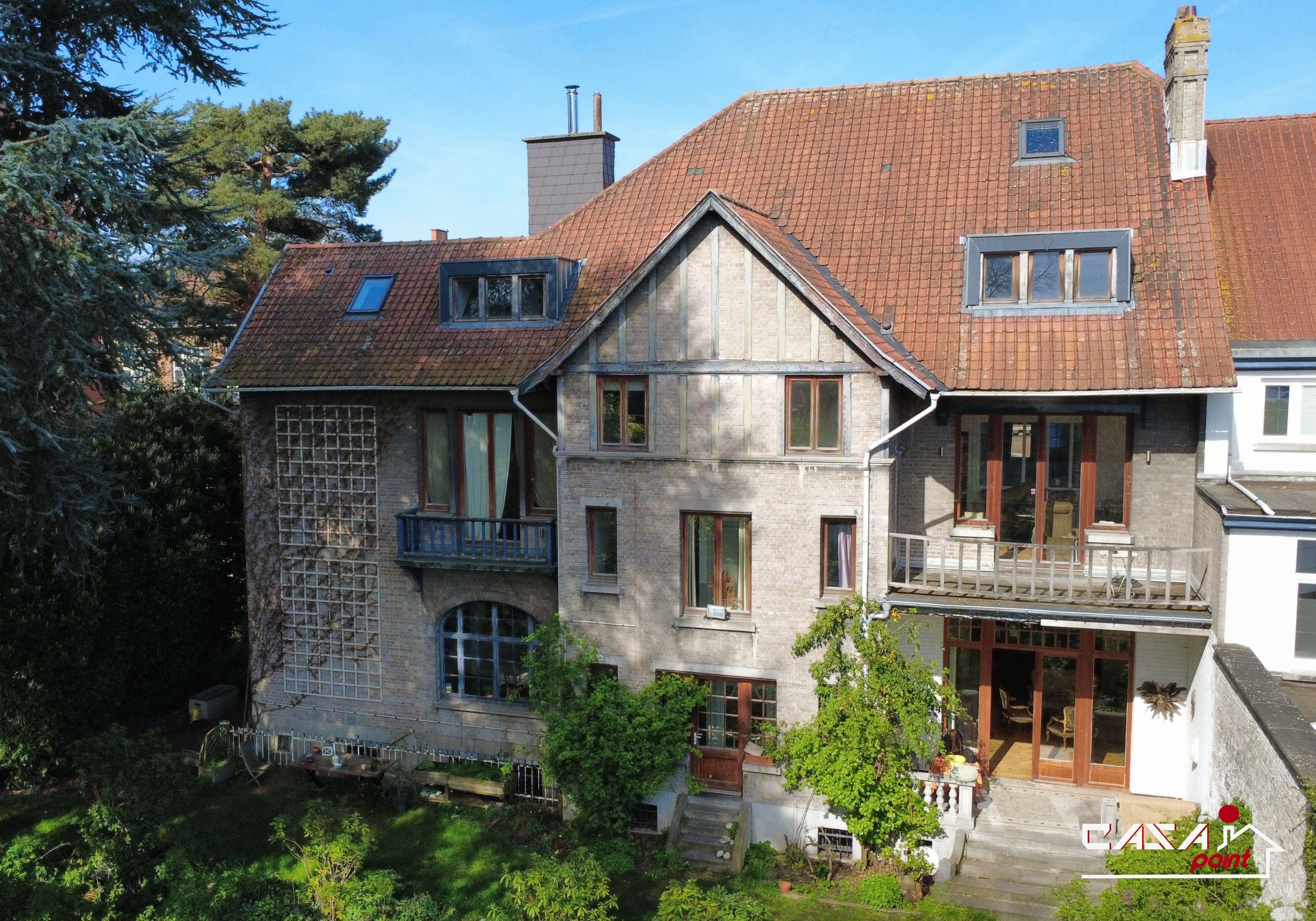 Maison d'exception au centre ville avec grand jardin